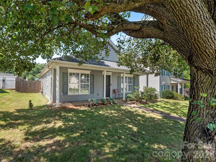 Property Photo: 2710 Blackberry Ridge Lane NC 28208