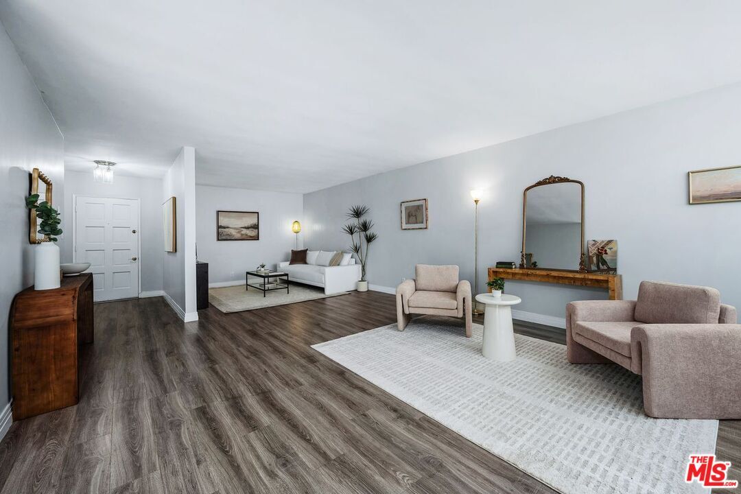 Property Photo: 530 S Barrington Ave, Unit 109 CA 90049