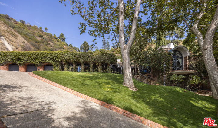 Property Photo:  9507 Heather Rd  CA 90210 