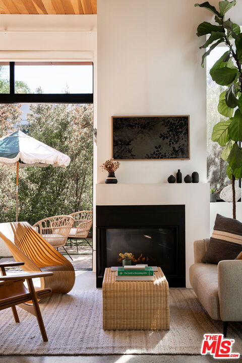 Property Photo: 1329 California Ave, Unit 102 CA 90403