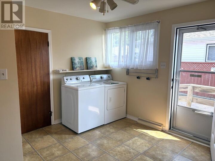 Property Photo:  1213 Mary Street W  ON P7E 4M8 