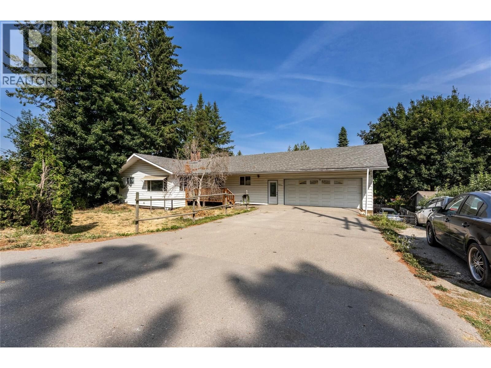 Property Photo: 3271 10 Avenue Southeast BC V1E 1W8