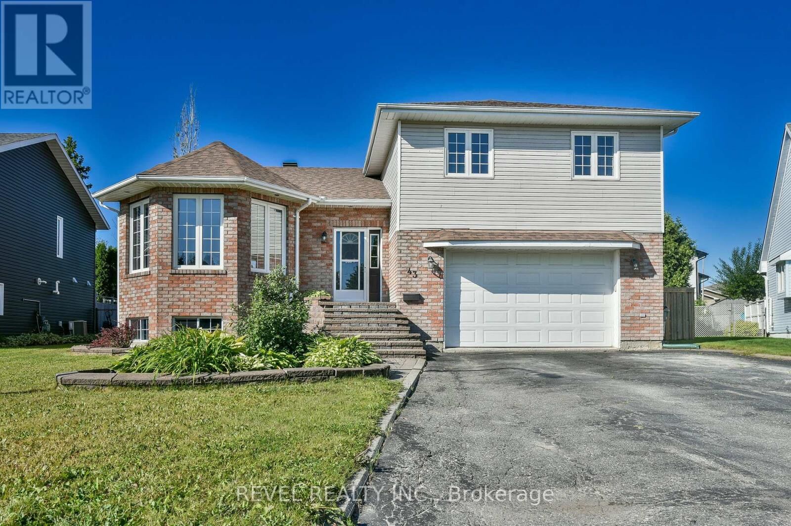 Property Photo:  43 Pleasant Avenue  ON P4R 1M6 