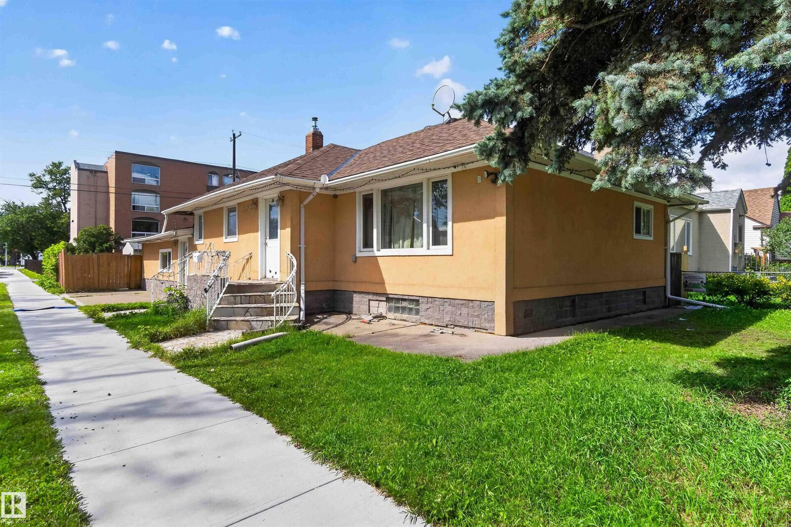 Property Photo:  9402 117 Avenue NW  AB T5G 0M4 