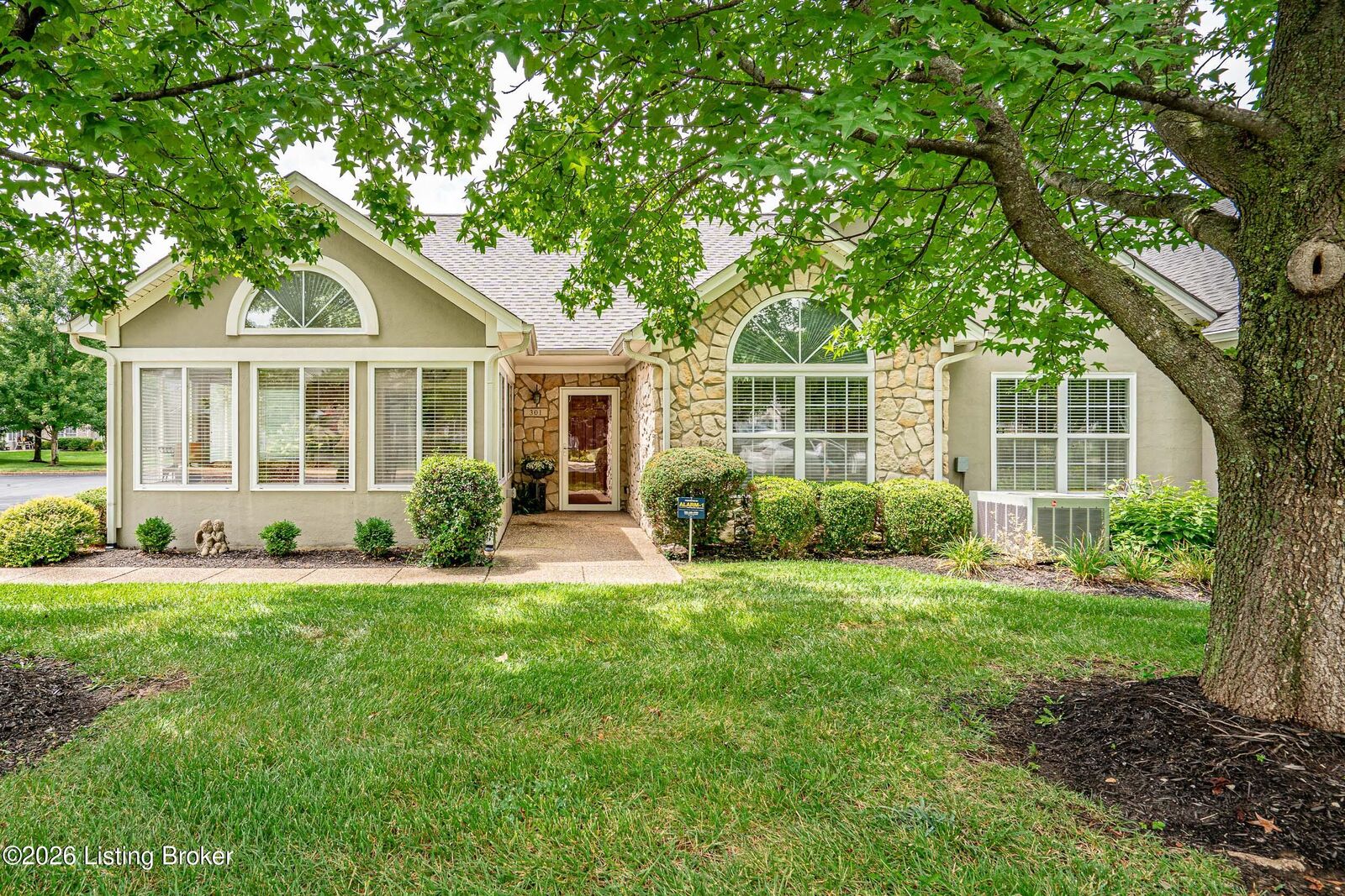 Property Photo:  301 Kilderry Way  KY 40245 