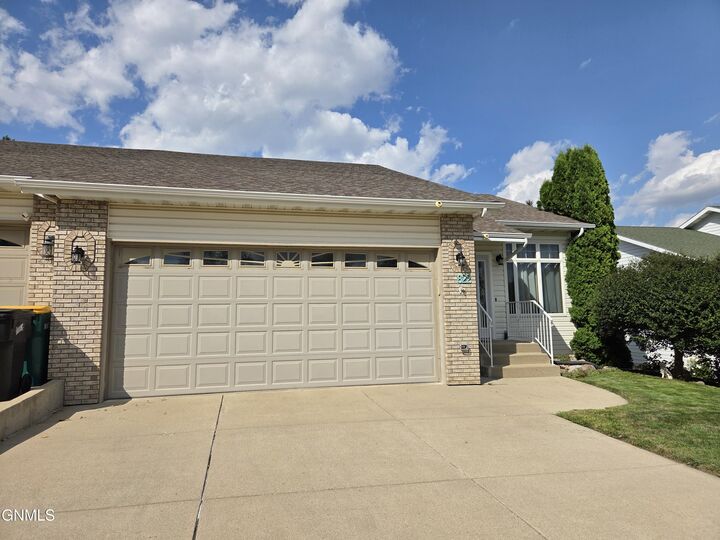 Property Photo:  822 Interstate Avenue W  ND 58503 