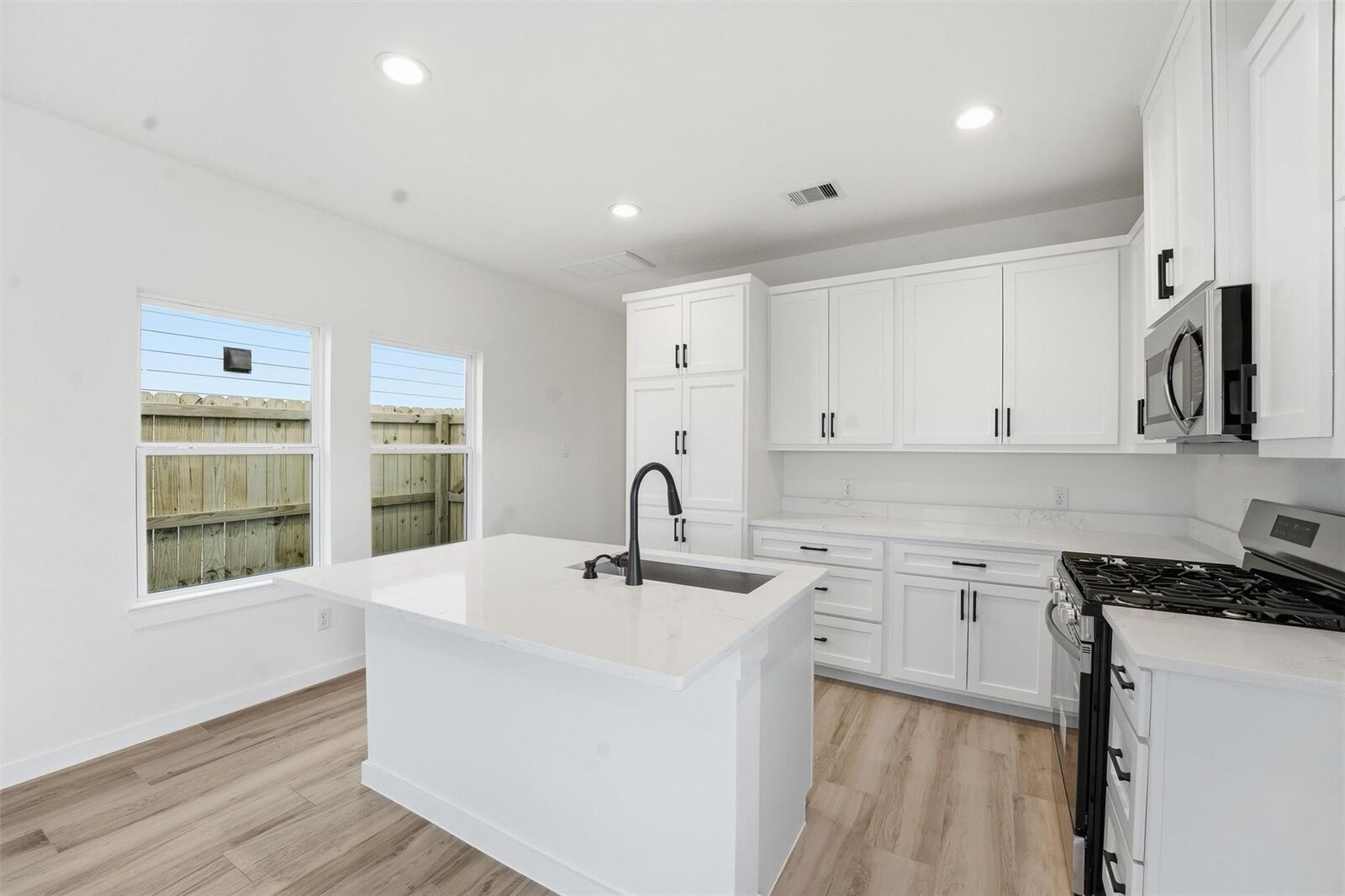 Property Photo: 530 N 4th Street TX 77571