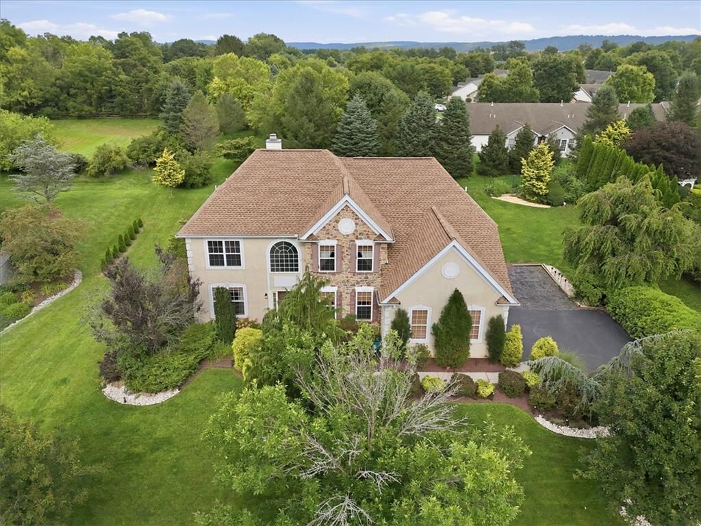 Property Photo:  18 Creek Court  PA 18040 