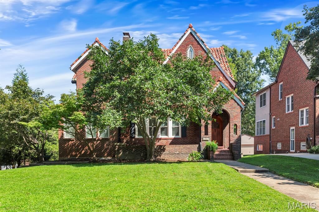 Property Photo: 7279 Forsyth Boulevard MO 63105