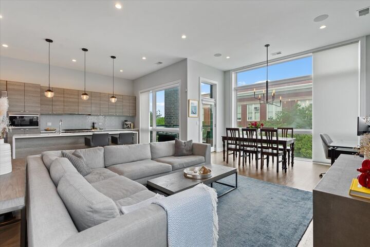 Property Photo: 2145 W Augusta Boulevard 3ph IL 60622