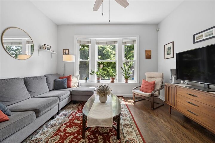 Property Photo: 2924 W Berteau Avenue 1 IL 60618