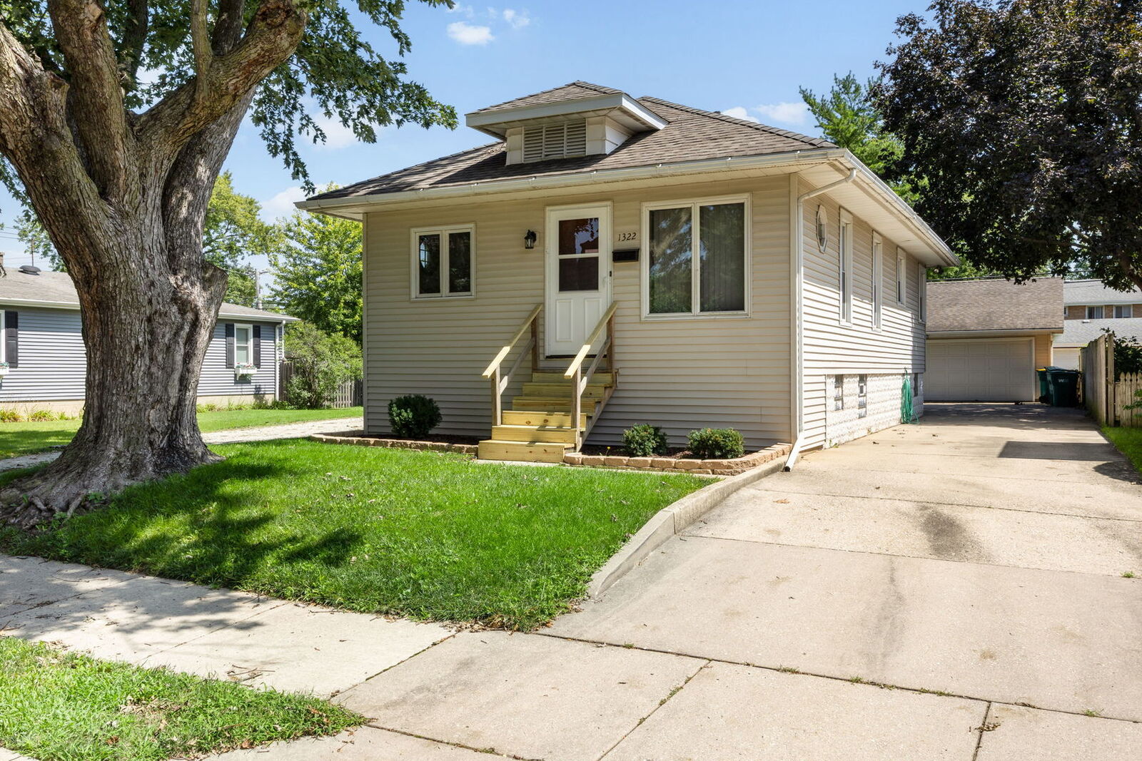 Property Photo: 1322 N Prairie Avenue IL 60435