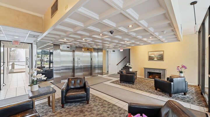 Property Photo: 2005 S Finley Road 604 IL 60148