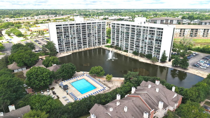 Property Photo:  2005 S Finley Road 604  IL 60148 