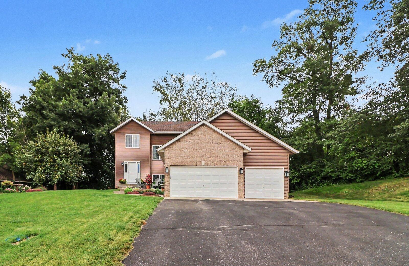 Property Photo: 2058 Wild Wings Pass MN 55054