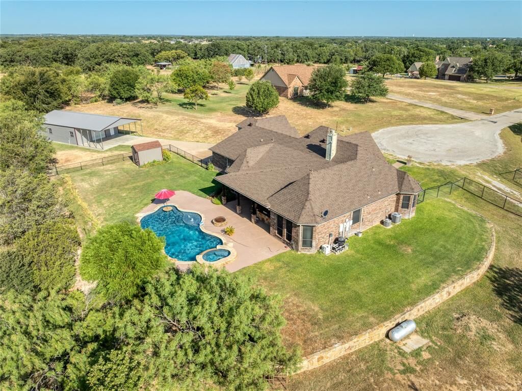 Property Photo:  124 Carnes Court  TX 76082 