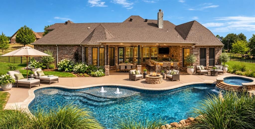 Property Photo: 124 Carnes Court TX 76082