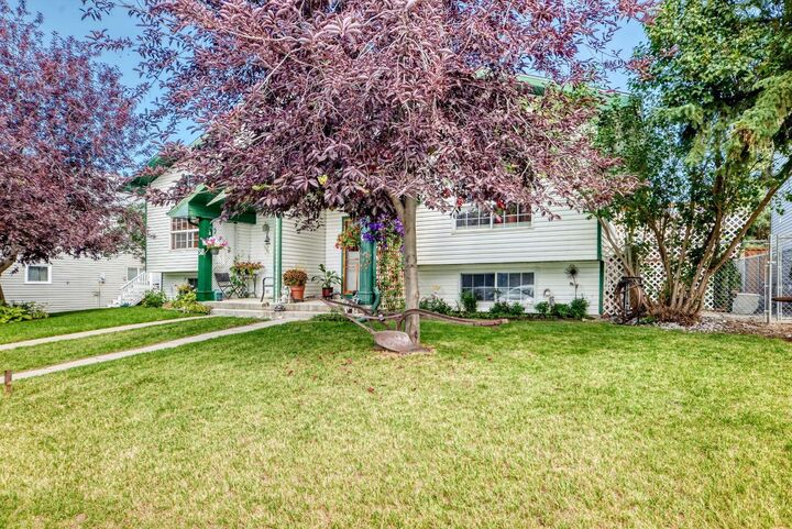 Property Photo: 40 Green Meadow Crescent AB T1P 1H4