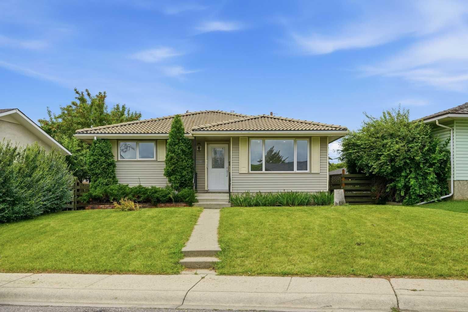 Property Photo: 52 Penedo Place SE AB T2A 3N8