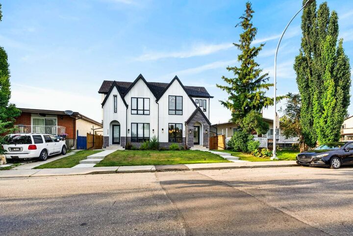 Property Photo:  236 30 Avenue NE  AB T2E 2C9 