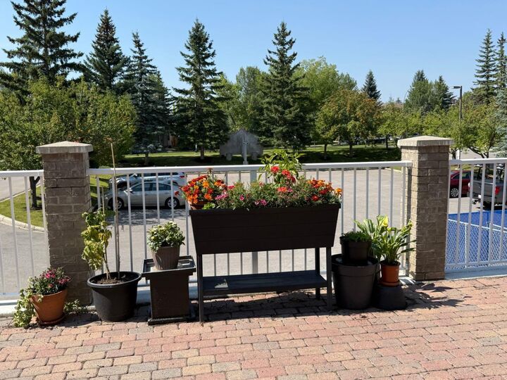 Property Photo: 7239 Sierra Morena Boulevard SW 306 AB T3H 3L7