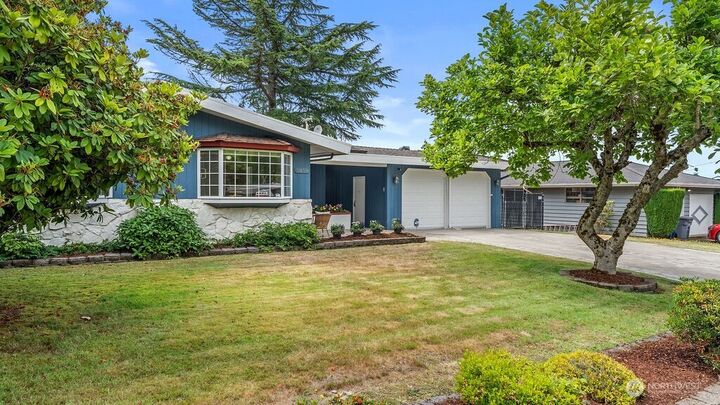 Property Photo: 5059 116th Avenue SE WA 98006