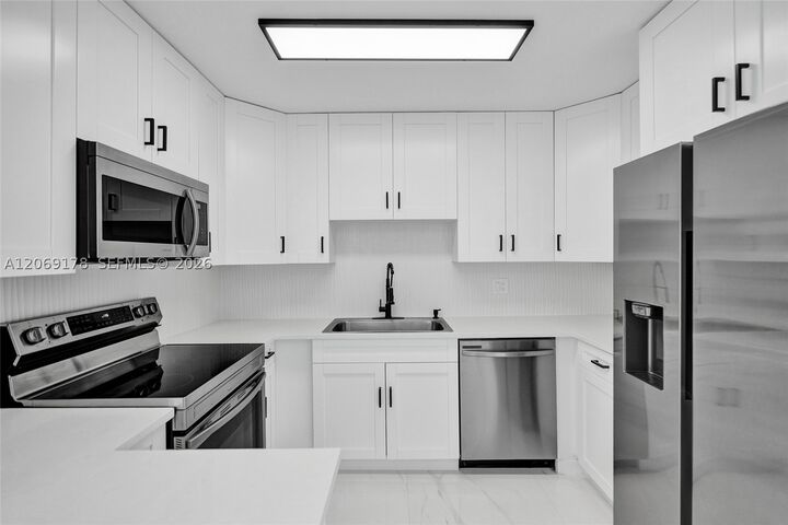 Property Photo:  1220 NE 8th St  FL 33060 
