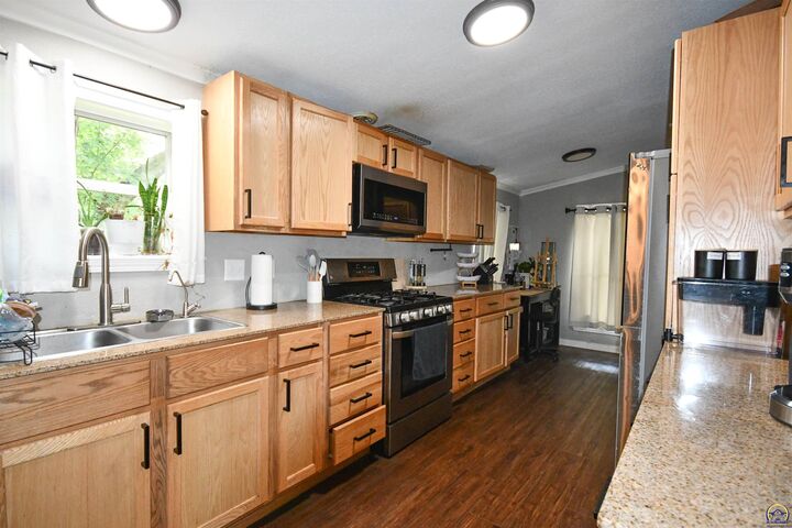 Property Photo:  735 NE Winfield Ave  KS 66616 