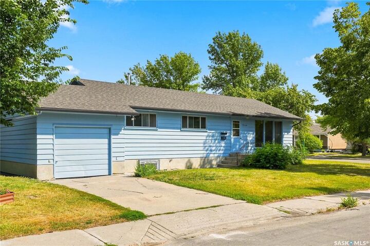 Property Photo:  1401 10th Street E  SK S7H 0J4 