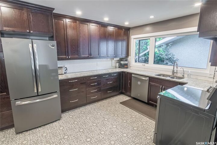 Property Photo: 3708 Lakeview Avenue SK S4S 1H5