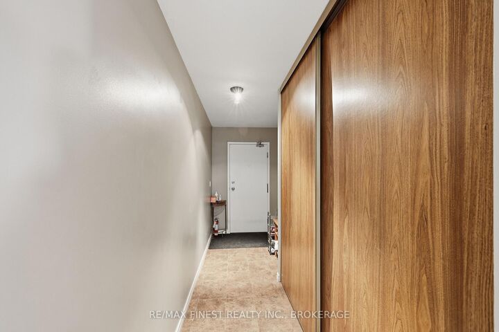 17 Eldon Hall Place 414 — photo 1