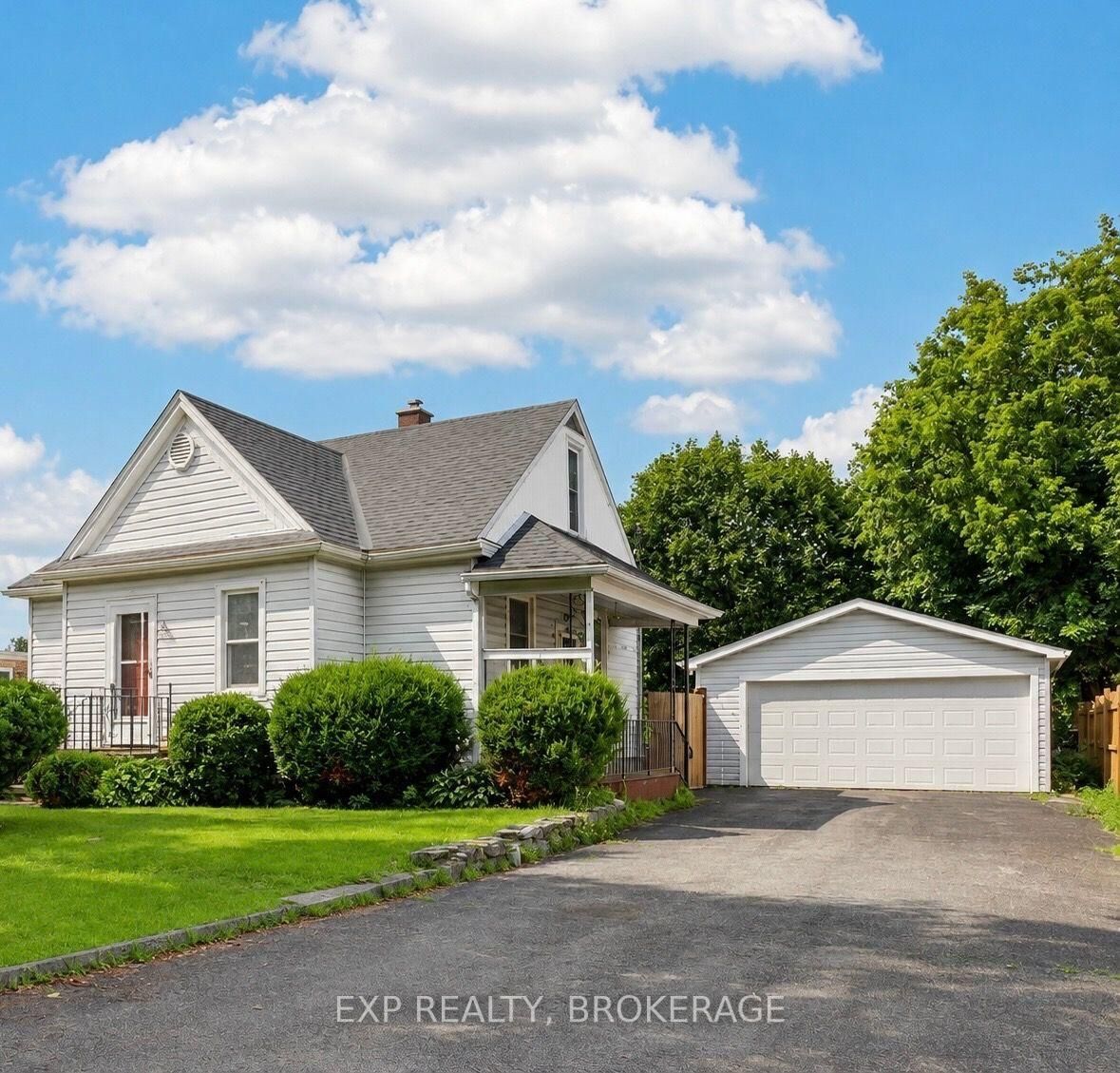 Property Photo:  650 Hillside Drive  ON K7G 2E4 
