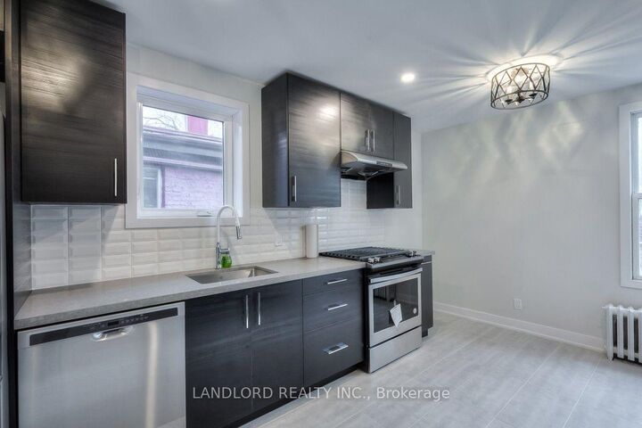 Property Photo:  37 Grange Avenue 2  ON M5T 1C6 