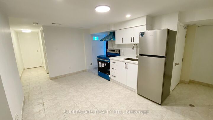 Property Photo:  122 Huron Street 1  ON M5T 2B3 