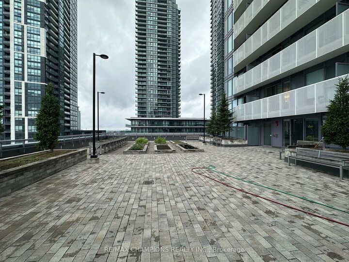 Property Photo: 4065 Confederation Parkway 1402 ON L5B 0L4