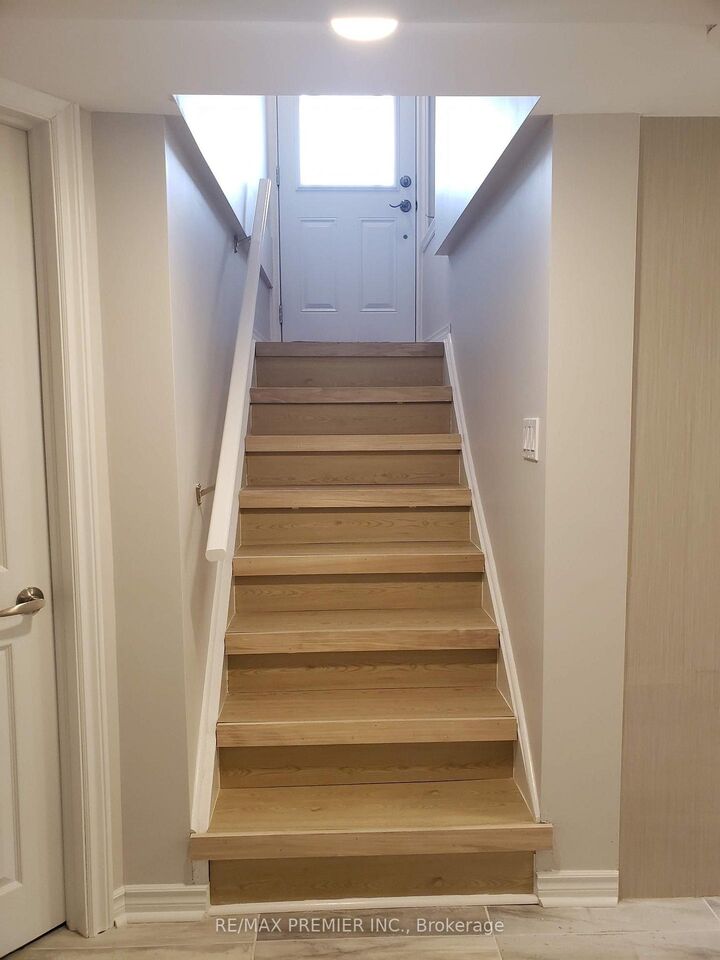 Photo de la propriété:  40 Byng Avenue Lower  ON L1G 3N1 