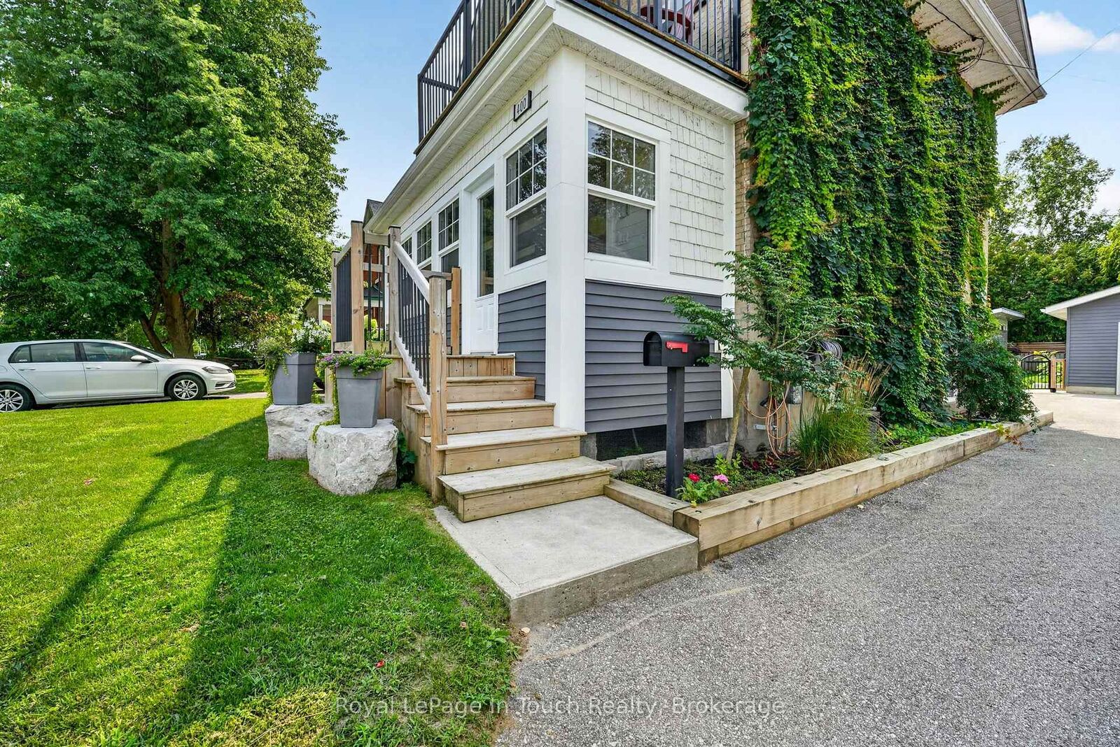 Property Photo:  400 Russell Street  ON L4R 3A8 