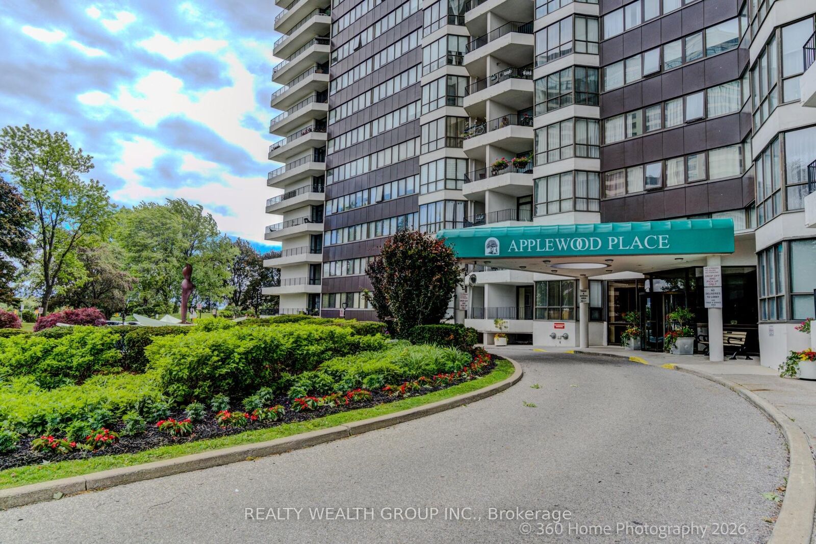 Property Photo:  1333 Bloor Street 619  ON L4Y 3T6 