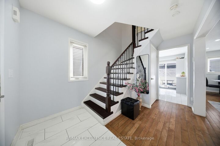 Property Photo: 46 Nectarine Crescent ON L6S 5Z1