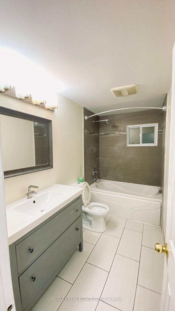 Property Photo:  508 Pinetree Crescent  ON N3H 4X5 