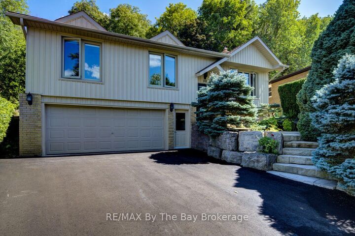 Property Photo: 50 Hilltop Court ON L7E 2P8