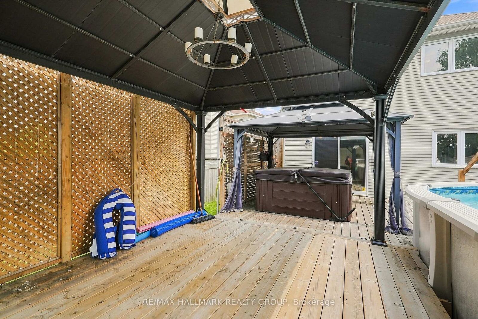 Property Photo:  30 Rowe Drive  ON K2L 3Y3 