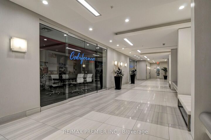 Property Photo:  165 Legion Road N 2133  ON M8Y 0B3 