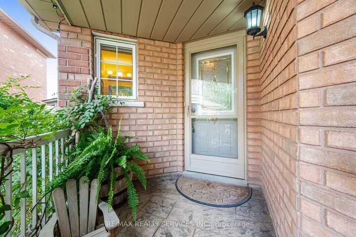 Property Photo: 23 Swansea Meadows Drive ON L7A 2C5