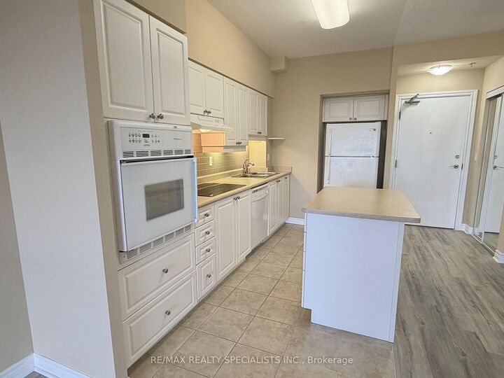 Property Photo: 810 Scollard Court 1007 ON L5V 0A4