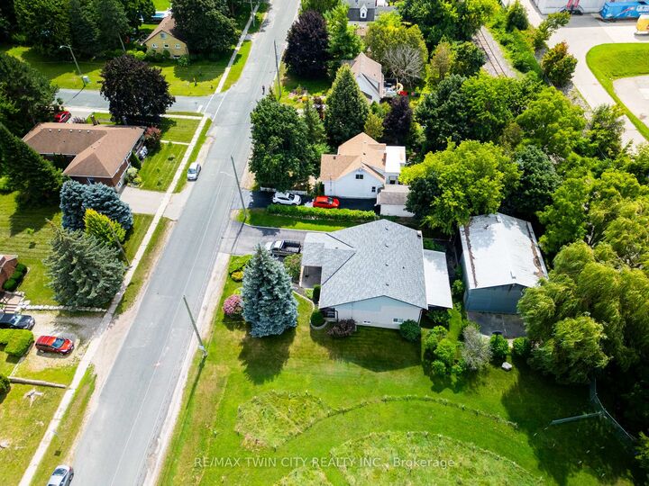 Property Photo: 108 Queensway Drive ON N3B 2T5