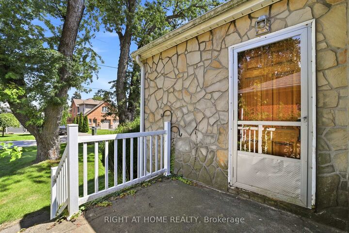 Property Photo: 1290 Strathy Avenue ON L5E 2K8