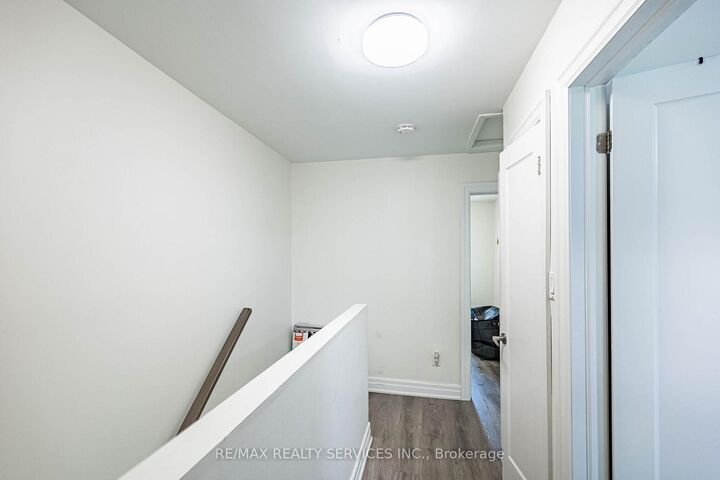 Property Photo: 122 Ellerslie Road 122 ON L6T 4C3