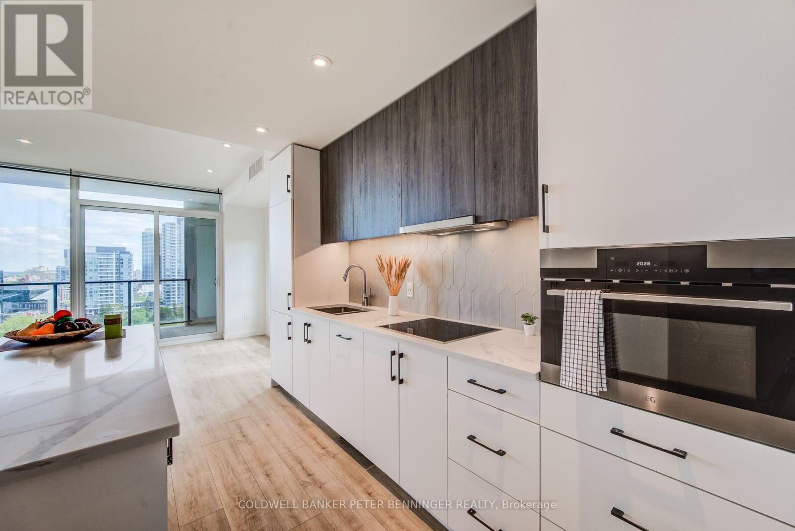 Property Photo:  741 King Street West 1212  ON N2G 0E9 