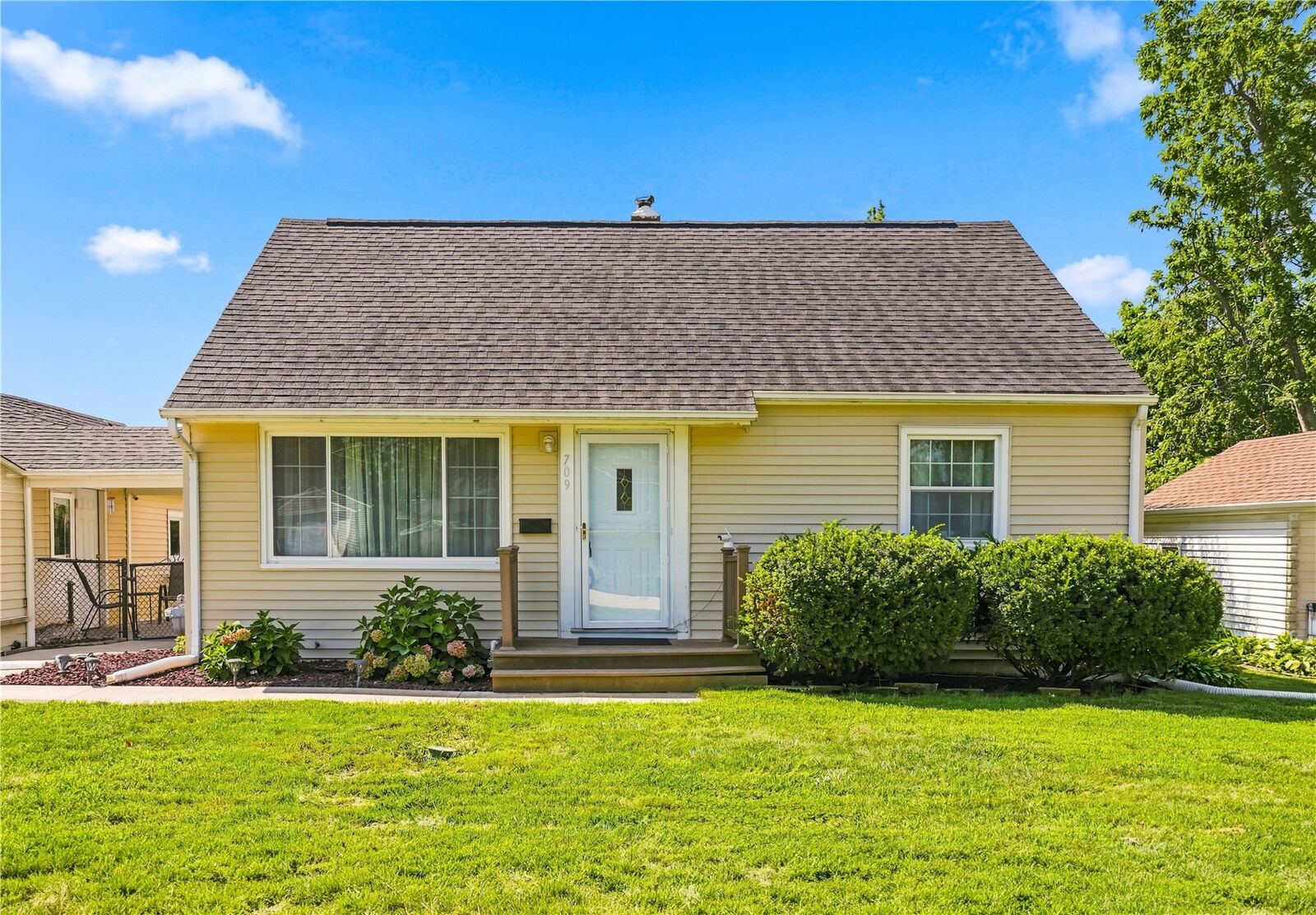Property Photo:  709 37th St NE  IA 52402 